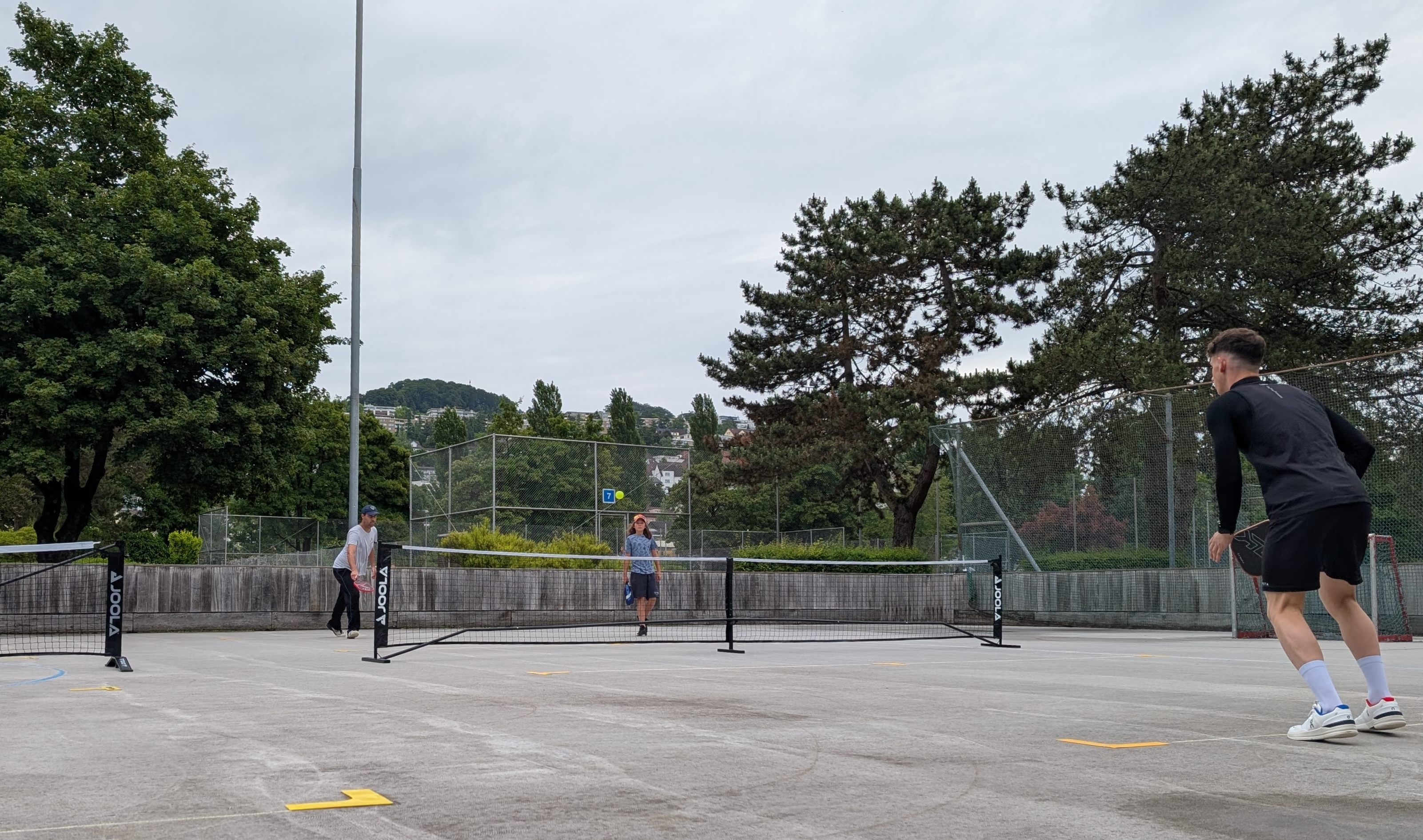 Club members playing on the Hardhof outdoor courts